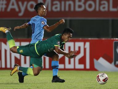 Bek Persela Lamongan, Eky Taufik Febrianto (belakang) menghadang laju pemain Persebaya Surabaya dalam laga Grup C Piala Menpora 2021 di Stadion Si Jalak Harupat, Bandung, Sabtu (3/4/2021). (Bola.com/Ikhwan Yanuar)