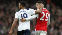 Pemain Arsenal, Granit Xhaka (kanan) dan gelandang Tottenham Hotspur, Mousa Dembele, berjalan bersama usai laga lanjutan Premier League 2016-2017, di Emirates Stadium, Minggu (6/11/2016).  (Reuters/Andrew Couldridge)