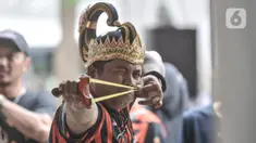 Peserta dengan mengenakan kostum mengikuti lomba katapel saat Gebyar Budaya Nganten Temat II di RPTRA Dahlia, Kramat Jati, Jakarta Timur, Minggu (26/6/2022). Lomba katapel itu dalam rangka memeriahkan Gebyar Budaya Nganten Temat yang merupakan rangkaian dari perayaan HUT ke-495 DKI Jakarta. (merdeka.com/Iqbal S Nugroho)