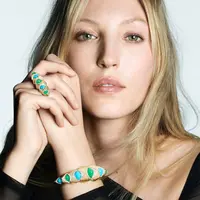 Dalam kampanye ini, Ella tampil memukau dengan statement necklace berhiaskan batu turquoise besar yang disusun dalam lingkaran sinar berlian. [Dok/PIAGET].