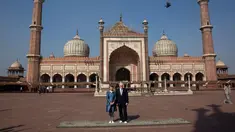Presiden Jerman Dr. Frank Walter Steinmeier dan istrinya Elke Buedenbender berpose selama kunjungannya ke Masjid Jama di New Delhi, India, (23/3). Steinmeier berkunjung ke India selama empat. (AP Photo/ Manish Swarup)