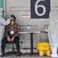 Petugas kesehatan melakukan swab test PCR pada personel polisi di Laboratoriun GSI Cilandak, Jakarta Selatan, Rabu (18/8/2021). Pemerintah melalui Kementerian Kesehatan resmi menetapkan tarif tertinggi pemeriksaan Real Time Polymerase Chain Reaction (RT-PCR). (merdeka.com/Iqbal S. Nugroho)