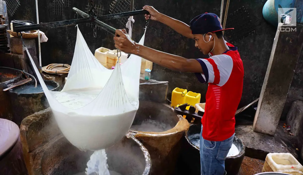 Pekerja tengah membuat tahu di industri rumahan di Jakarta, Senin (22/1). Kementerian Koperasi dan Usaha Kecil dan Menengah akan menurunkan besaran suku bunga KUR dari 9 persen menjadi 7 persen efektif per tahun. (Liputan6.com/Angga Yuniar)