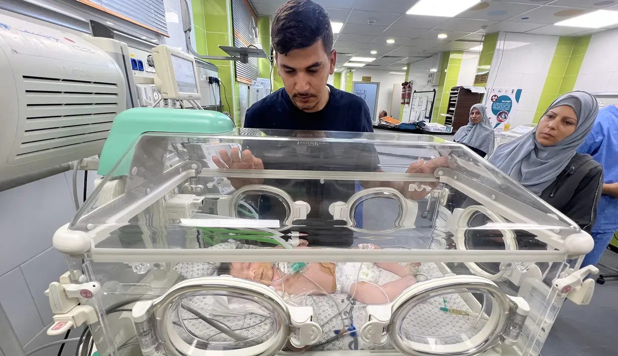 Ayman Abou Chamalah, seorang warga Palestina berusia 34 tahun, dan keluarganya melarikan diri dari pemboman Israel di Kota Gaza untuk berlindung dengan kerabatnya di Rafah, di selatan wilayah yang dikuasai Hamas. (Mai YAGHI / AFP)