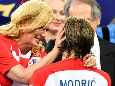 Presiden Kroasia, Kolinda Grabar-Kitarovic memeluk Kapten timnas Kroasia, Luka Modric pada akhir laga final Piala Dunia 2018 di Luzhniki Stadium, Minggu (15/7). Kroasia harus puas menjadi runner-up seusai kalah 2-4 melawan Prancis. (AP/Martin Meissner)