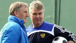 Russia&#039;s national football team coach Guus Hiddink (R) attends a training session in Turkey&#039;s coastal province of Antalya on February 11, 2009. AFP PHOTO/IHLAS NEWS AGENCY