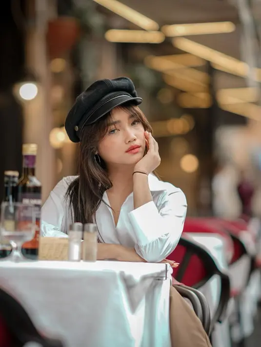 Dari segi riasan, Fuji mengaplikasikan Korean look dengan tampilan mata keabuan dan lipstik coral [@fuji_an]