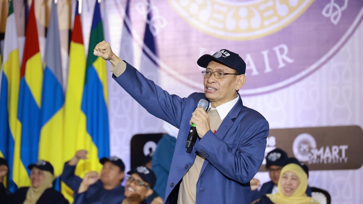 Kukuhkan 8.732 Mahasiswa Baru, Rektor Unair: Bahagia Dunia Akhirat ...
