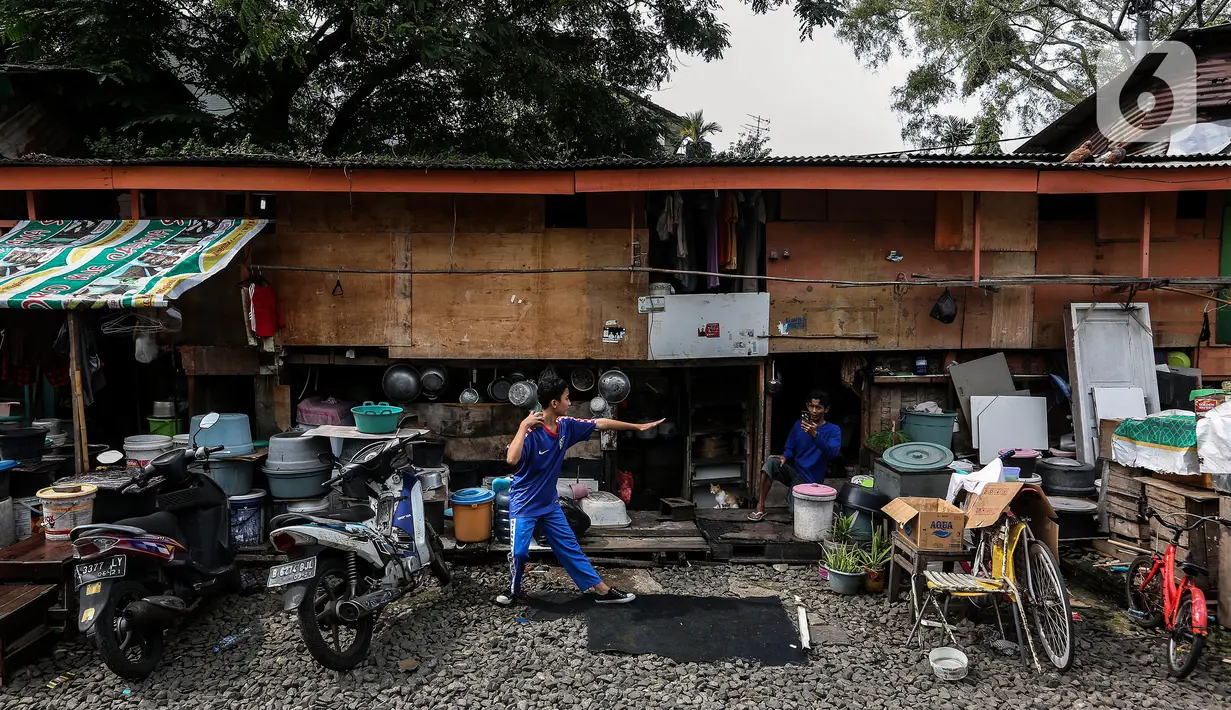 Warga merekam anaknya untuk tugas sekolah saat pandemi COVID-19 di Pejompongan, Jakarta, Kamis (28/1/2020). Sensus Penduduk 2020 (SP2020) mencatat penduduk DKI Jakarta pada bulan September 2020 sebanyak 10,56 juta  jiwa. (Liputan6.com/Johan Tallo)