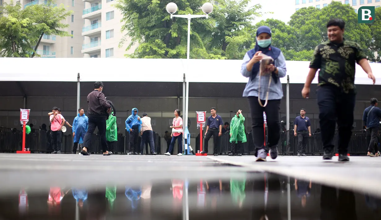 Suasana booth penukaran tiket laga FIFA Matchday Timnas Indonesia melawan Argentina yang terletak di Gedung Serba Guna Senayan, Jakarta, Jumat (16/06/2023). Penukaran tiket Timnas Indonesia Vs Argentina dimulai pukul 10.00-17.00 WIB hingga hari Senin (19/06/2023) siang. (Bola.com/Bagaskara Lazuardi)