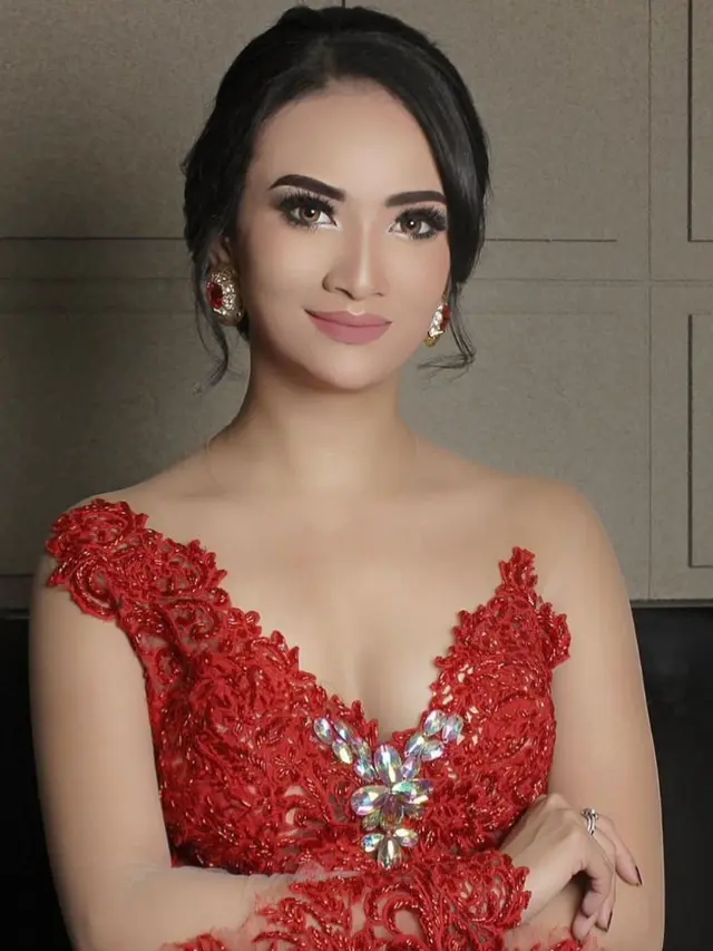 Dikabarkan Menikah, Ini 6 Pesona Vanessa Angel dalam Balutan Kebaya