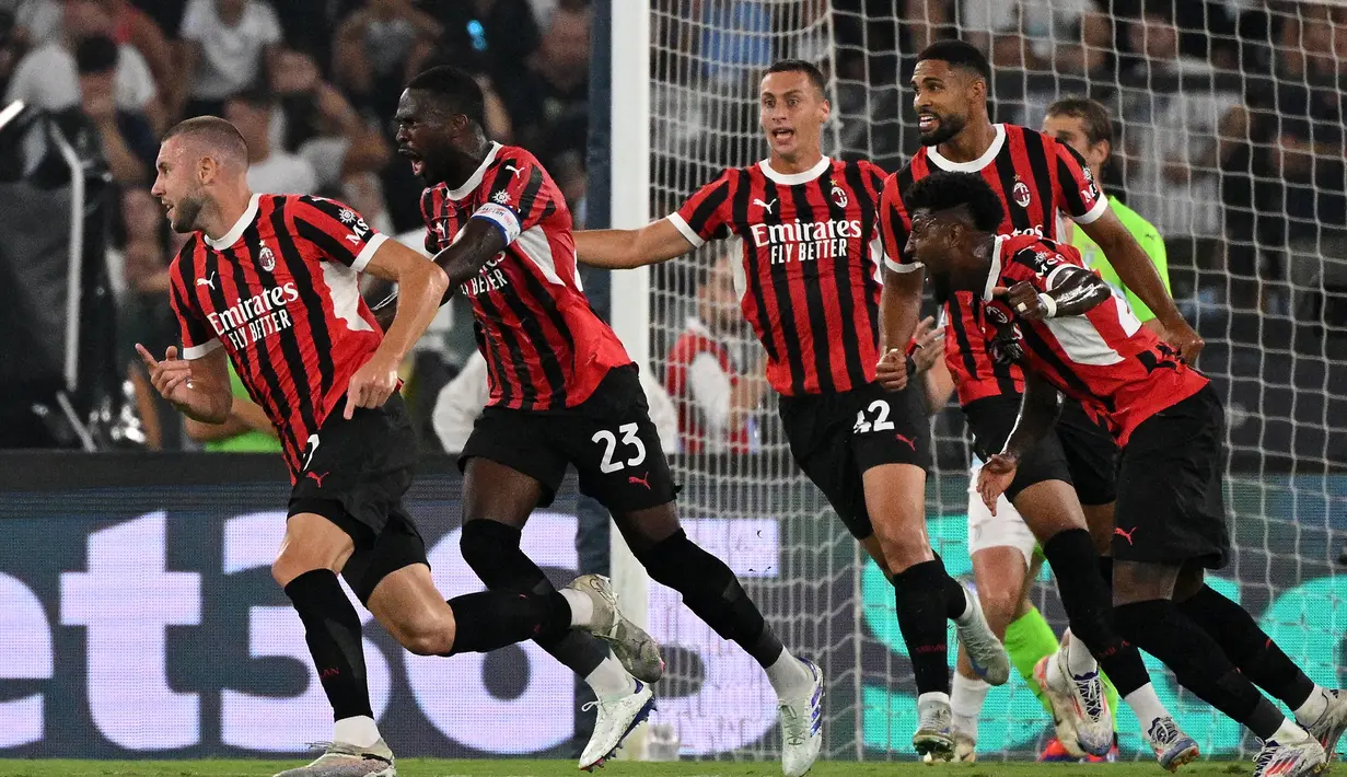 Bek AC Milan, Strahinja Pavlovic (kiri) melakukan selebrasi setelah mencetak gol pertama bagi timnya dalam laga Serie A Italia melawan Lazio di Stadion Olimpico, Roma, 31 Agustus 2024. (Tiziana Fabi/AFP)