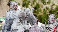 Mahasiswa dari Universitas St Andrews menggelar acara "Raisin Weekend" di Skotlandia, Senin (17/10). "Raisin Weekend" adalah tradisi menyambut mahasiswa baru dengan menyemprotkan busa. (REUTERS/Russell Cheyne)