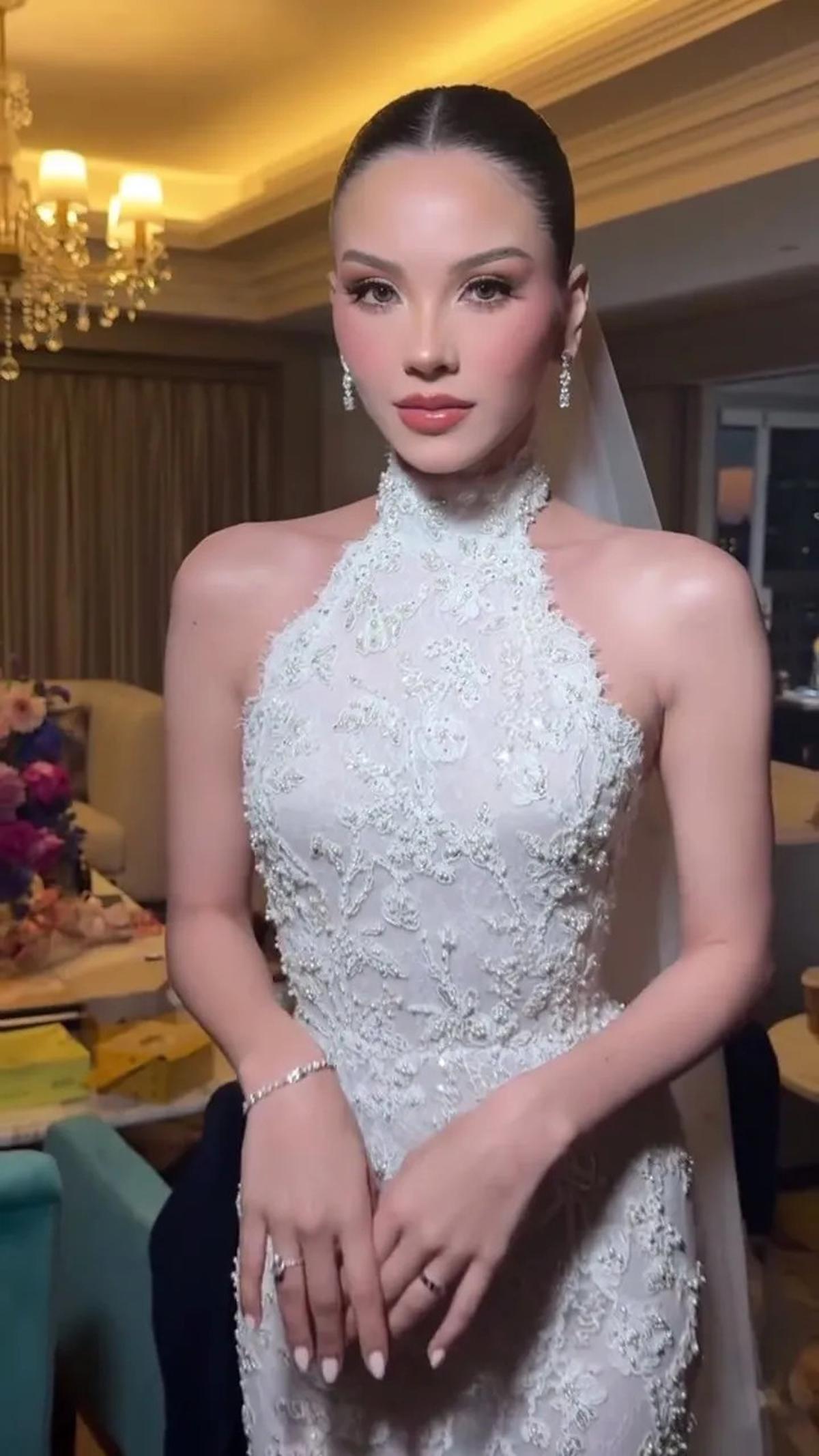 9 Potret Detail Dress Alyssa Daguise di Intimate Dinner Pernikahan dengan Al Ghazali