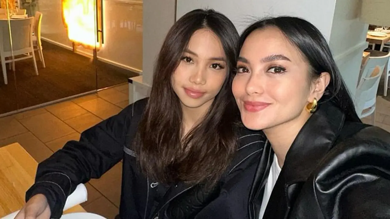 6 Potret Seru Liburan Ririn Ekawati dan Jasmine Abeng di Chicago, Kompak Banget