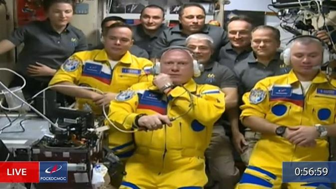 Kosmonaut Rusia menggunakan seragam berwarna kuning yang dituding mirip warna bendera Ukraina (YouTube Roscosmos)