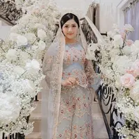 Sebelum melangsungkan akad nikah, pasangan Erina-Kaesang menjalani beberapa prosesi. Diawali dengan pengajian, Erina Gudono memilih dua busana berbeda. Untuk acara semaan Al-Qur-an, Erina Gudono mengenakan busana rancangan Wiranti Kurnia Bride. Foto: Instagram.