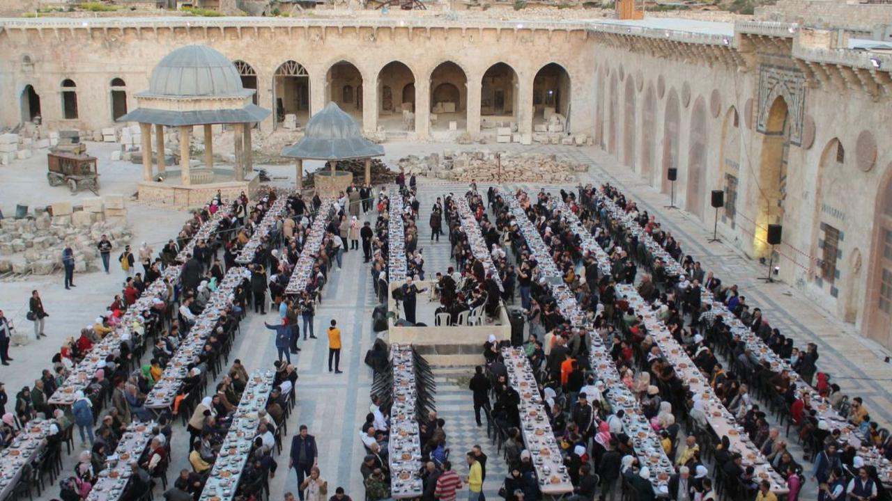 Acara buka puasa bersama berlangsung di Masjid Umayyah, Aleppo, Suriah, yang baru selesai direnovasi, pada Sabtu (31/3/2024).&nbsp;Lebih dari 1.200 orang menghadiri buka puasa bersama yang diadakan badan amal setempat. REUTERS/Firas Makdesi