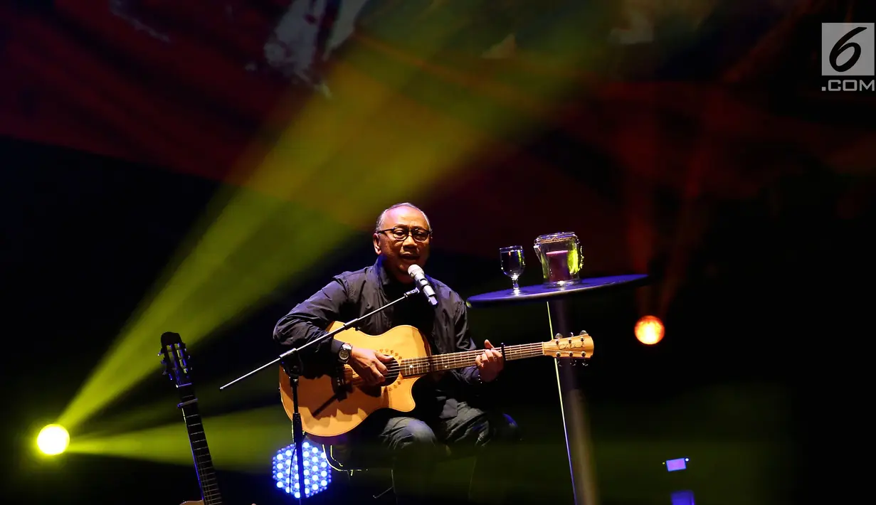 Musisi legendaris Ebiet G Ade mempersembahkan lagu-lagu ciptaanya dalam Pagelaran Musik Puisi di Taman Ismail Marzuki, Jakarta, Rabu (06/9). Pagelaran Musik Puisi ini merupakan Renungan Cinta Untuk Indonesia Damai. (Liputan6.com/Johan Tallo)
