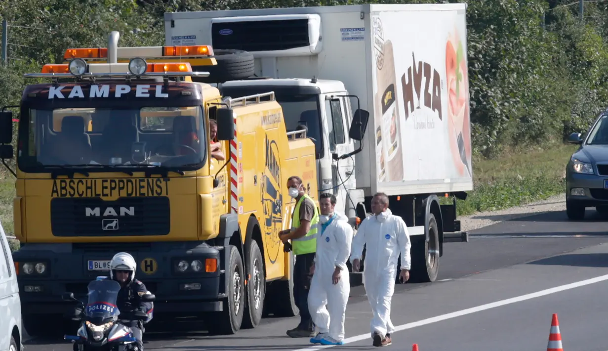 Sebanyak 50 imigran gelap ditemukan tewas di sebuah truk yang diparkir di sebuah jalan tol di Austria, dekat perbatasan Hongaria, Kamis (27/8/2015). Indikasi awal mereka tewas karena kekurangan oksigen. (REUTERS/Heinz-Peter Bader)