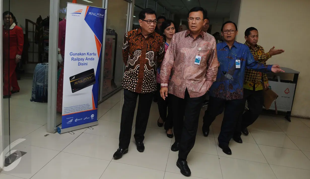 Dirut BNI Achmad Baiquni dan Dirut BRI Asmawi Syam (kiri) menghadiri peluncuran kartu pembayaran elektronik, Railpay, di Stasiun Juanda, Jakarta, Senin (19/12). PT KAI bekerjasama dengan tiga bank BUMN menerbitkan Railpay. (Liputan6.com/Gempur M Surya)