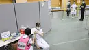 Pekerja medis menerima vaksin COVID-19 Pfizer di Fujita Health University Hospital, Toyoake, Rabu (1/12/2021). Jepang mulai memberikan suntikan booster COVID-19 kepada petugas kesehatan di tengah kekhawatiran atas varian omicron yang telah terdeteksi di negara itu. (Mizuki Ikari/Kyodo News via AP)