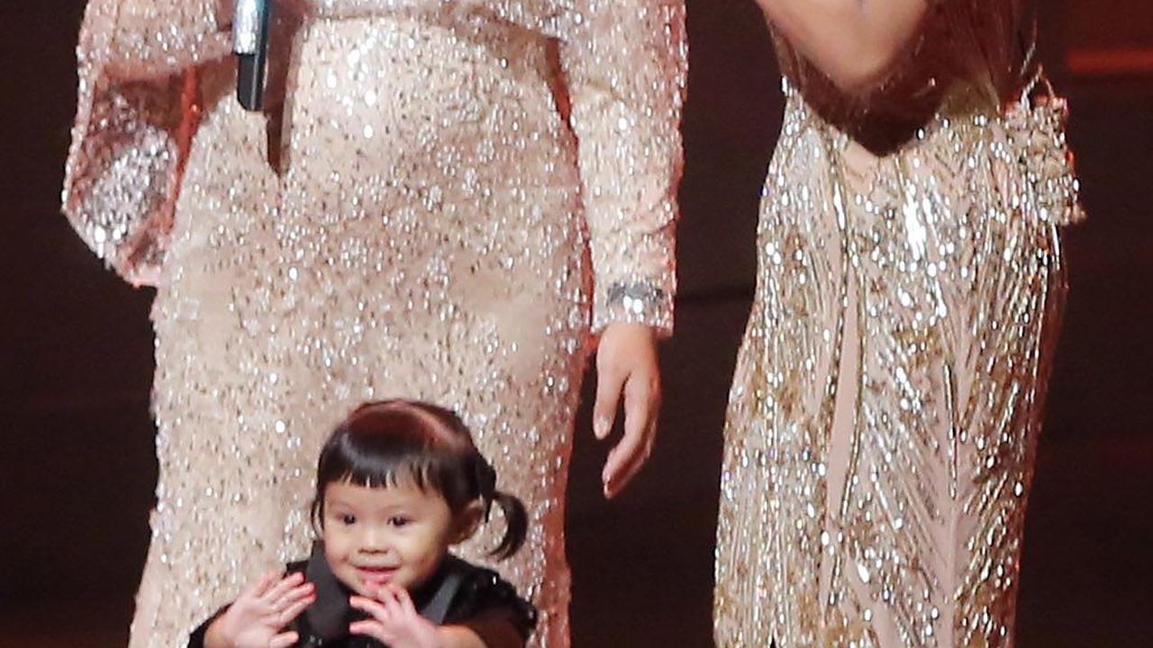 Penampilan Ameena yang bikin gemas saat tampil mendampingi Diva pop Krisdayanti bersama Aurel dan Amora.