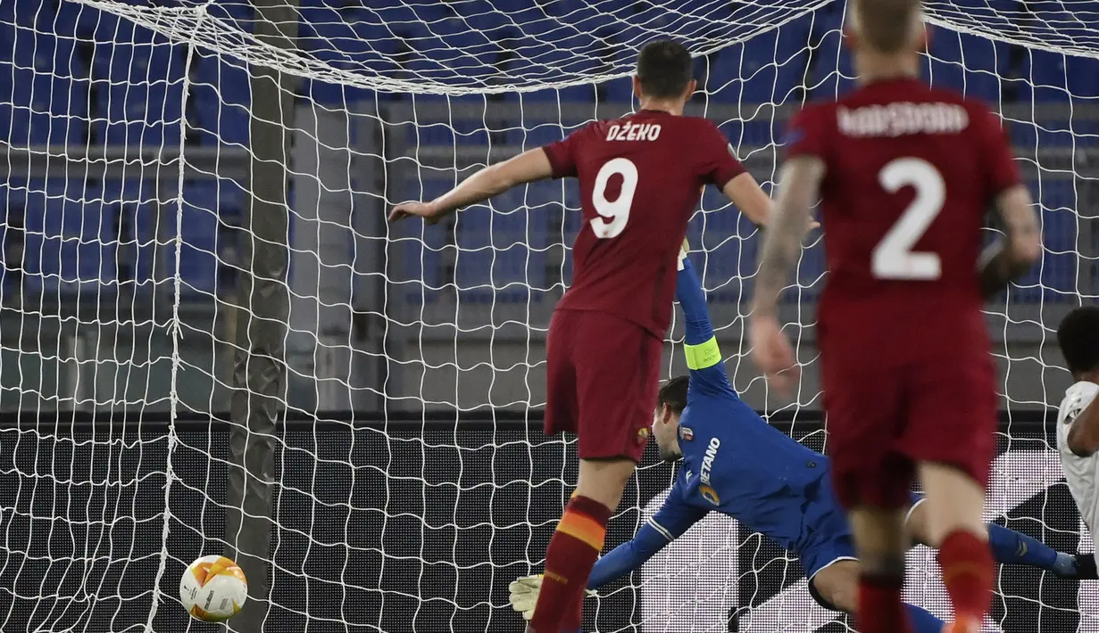 Striker AS Roma, Edin Dzeko (kiri) mencetak gol pertama timnya ke gawang SC Braga dalam laga leg kedua babak 32 Besar Liga Europa 2020/21 di Olimpico Stadium, Kamis (25/2/2021). AS Roma menang 3-1 atas SC Braga dan lolos ke babak 16 Besar. (LaPresse via AP/Alfredo Falcone)