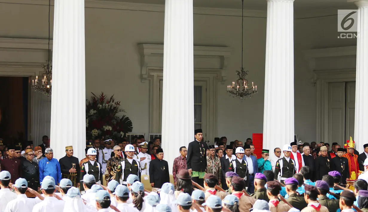 Suasana upacara Hari Lahir Pancasila yang dipimpin oleh Presiden Jokowi di Gedung Pancasila, Jakarta, Kamis (1/6). Para peserta upacara berasal dari tokoh masyarakat, TNI, Polri, serta Pelajar. (Liputan6.com/Angga Yuniar)
