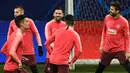 Pemain Barcelona, Lionel Messi (tengah) bercanda dengan rekan setimnya, Jordi Alba dan Gerard Pique selama sesi latihan menjelang laga lanjutan Grup B Liga Champions menghadapi Inter Milan di stadion San Siro, Senin (5/11). (Miguel MEDINA/AFP)