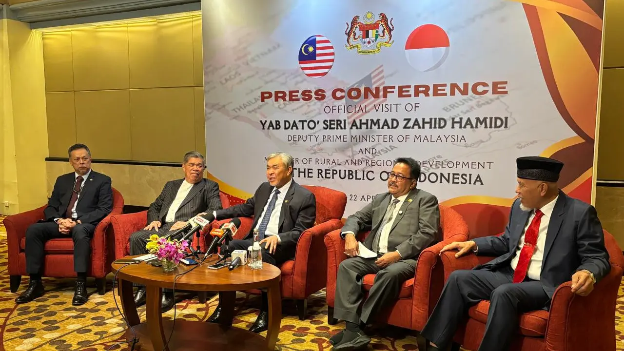 Wakil Perdana Menteri sekaligus Menteri Kemajuan Desa dan Wilayah Malaysia Ahmad Zahid Hamidi (ketiga dari kiri) dalam jumpa pers usai penandatanganan tiga LOI, Senin (21/4/2025), di DKI Jakarta.