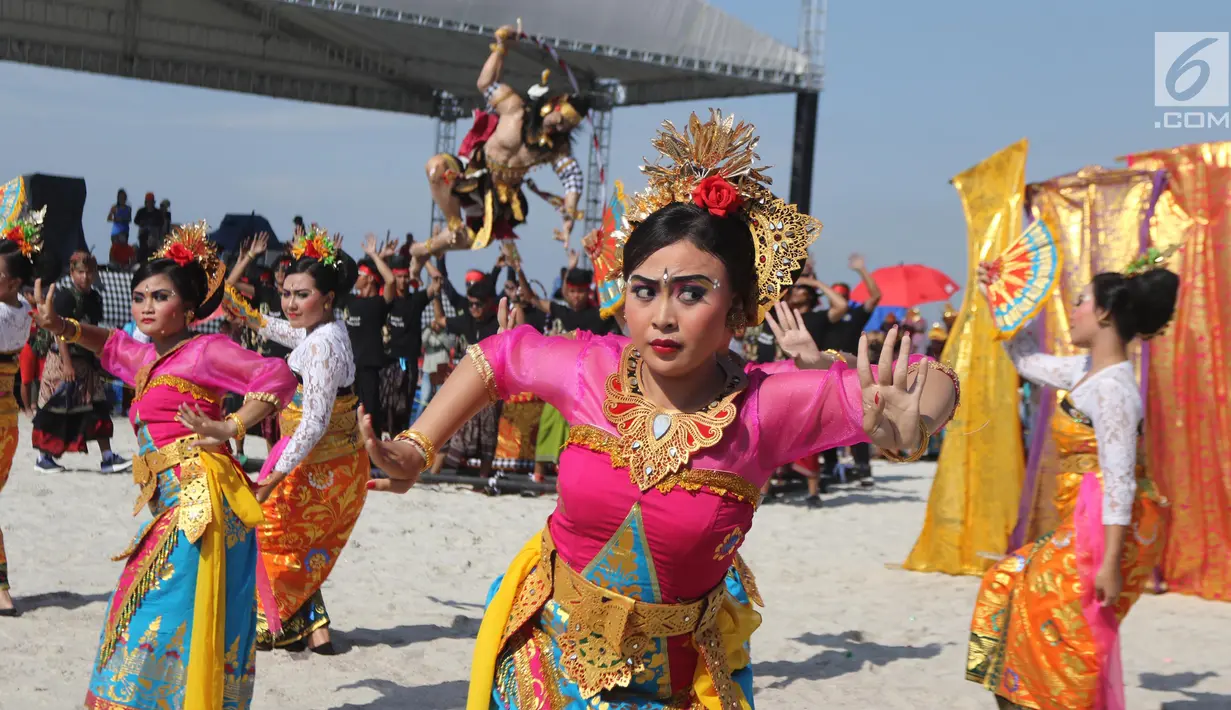 Penari Bali meramaikan Festival Ogoh-Ogoh di Pantai Lagoon Ancol, Jakarta, Minggu (18/3). Festival di Ancol ini melibatkan lebih dari enam ratus orang pendukung acara. (Liputan6.com/Arya Manggala)
