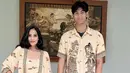 Diah Permatasari juga tampak kompak kala kenakan outfit bermotif wayang dengan sang anak. [Foto: Instagram/ Diah Permatasari].