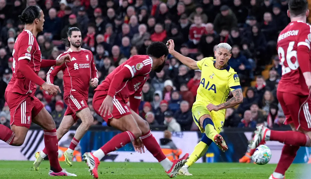 Sayangnya, Liverpool gagal mempertahankan keunggulan tersebut. Pada menit ke-90, Richarlison berhasil membobol gawang The Reds setelah memanfaatkan umpan dari Randal Kolo Muani. (Peter Byrne/PA via AP)