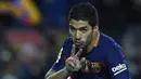 Penyerang Barcelona, Luis Suarez, merayakan hat-trick ke gawang Athletic Bilbao. Musim ini pesepak bola Uruguay itu sudah berhasil mencetak 18 gol di ajang La Liga. (AFP/Lluis Gene)