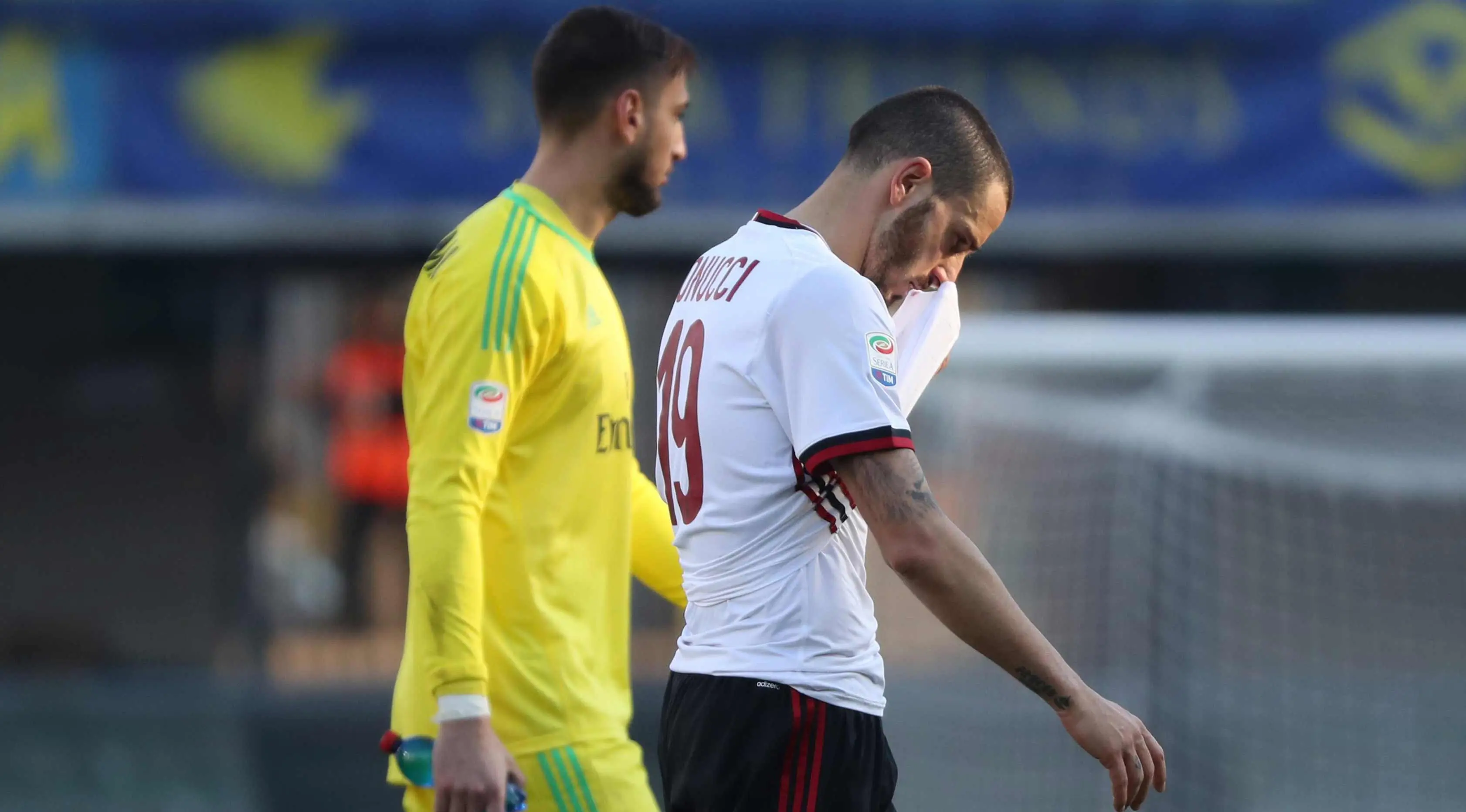 Gianluigi Donnarumma (kiri) dan bek Leonardo Bonucci berjalan usai pertandingan melawan Hellas Verona. (Simone Venezia/ANSA via AP)