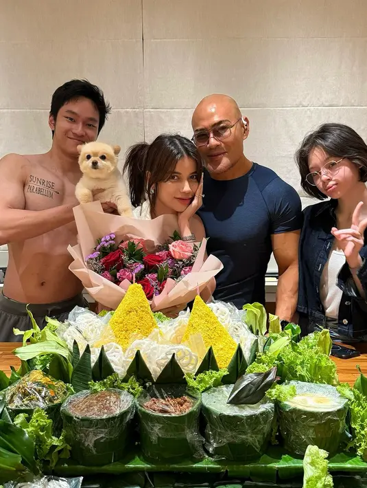 Momen kebersamaan terasa hangat dengan kehadiran keluarga terdekat, termasuk Deddy Corbuzier yang setia mendampinginya. Tampak pula hidangan tumpeng khas Indonesia menghiasi meja perayaan ulang tahun, memberikan sentuhan tradisional pada acara tersebut. (Liputan6.com/IG/@sabrinachairunnisa_)