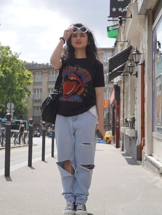 Dengan tema street style, Tissa mengenakan black t-shirt dan ripped jeans sebagai bawahannya. Tidak lupa juga mengenakan kacamata sebagai aksesoris untuk bergaya. / (instagram/tissabiani)