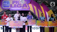 Pevoli putri Jakarta BIN, Megawati Hangestri Pertiwi (keempat kiri) saat menerima trofi Pemain Terbaik Putri Proliga 2024 di Indonesia Arena, Kompleks Gelora Bung Karno, Jakarta, Sabtu (20/7/2024). (Liputan6.com/Helmi Fithriansyah)
