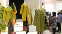 Produk-produk UMKM dari kain tradisional dalam Pameran Karya Kreatif Indonesia (KKI) di Jakarta Convention Center, Jumat (20/7). Pameran ini menghadirkan  kerajinan tradisional dari seluruh pengrajin UMKM binaan Bank Indonesia. (Liputan6.com/Angga Yuniar)