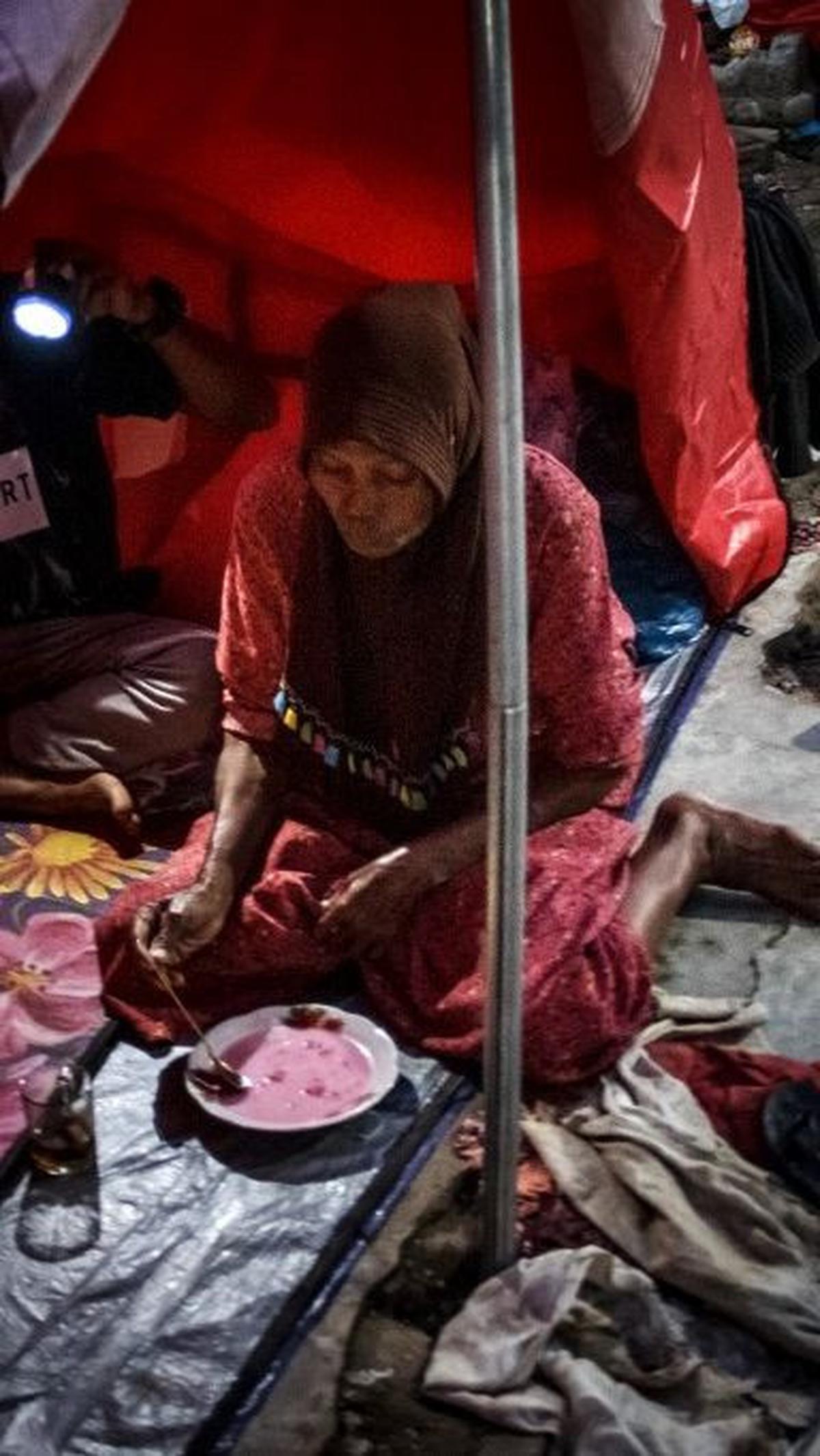 Badan Penanggulangan Bencana Daerah (BPBD) setempat mencatat sekitar 80 unit rumah yang rusak ringan hingga roboh.&nbsp;Rezan Soleh/AFP