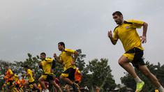 Para pemain Arema Cronus berlatih ringan jelang laga Torabika Soccer Championship 2016 melawan PS TNI di Lapangan Kostrad, Bogor, Jawa Barat, Sabtu (30/7/2016). (Bola.com/Vitalis Yogi Trisna)