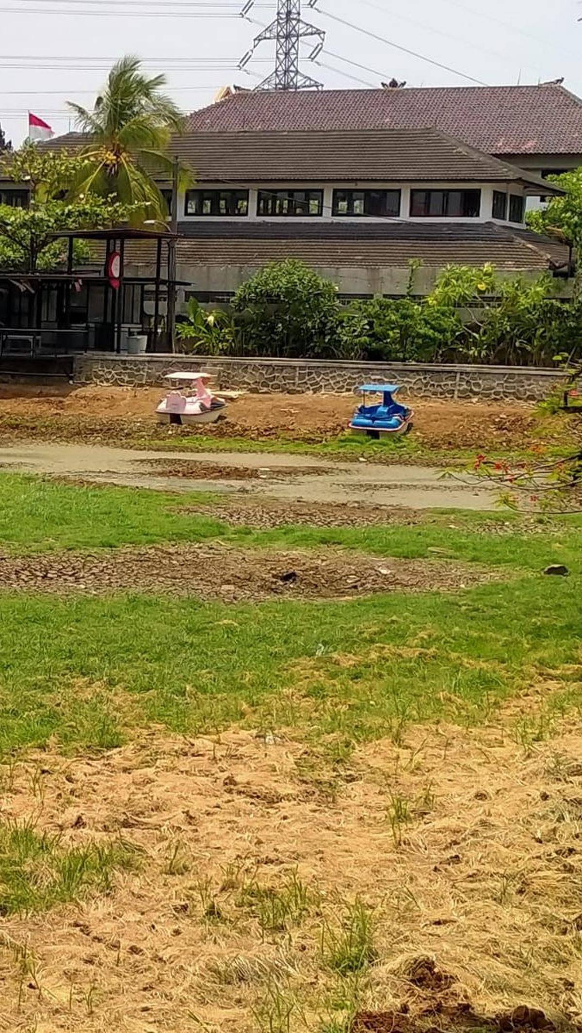 "Waktu itu mah emang mulai menyusut airnya pas kemarau. Sekarang sudah kering begini malah nggak ada airnya sama sekali," katanya, Rabu (11/10).
