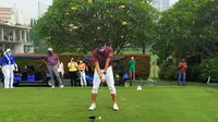 Sandiaga Uno saat melakukan tee off dalam rangka pembukaan Indonesian Corporate Golf Series yang dimulai 6 April nanti di Jakarta (istimewa)