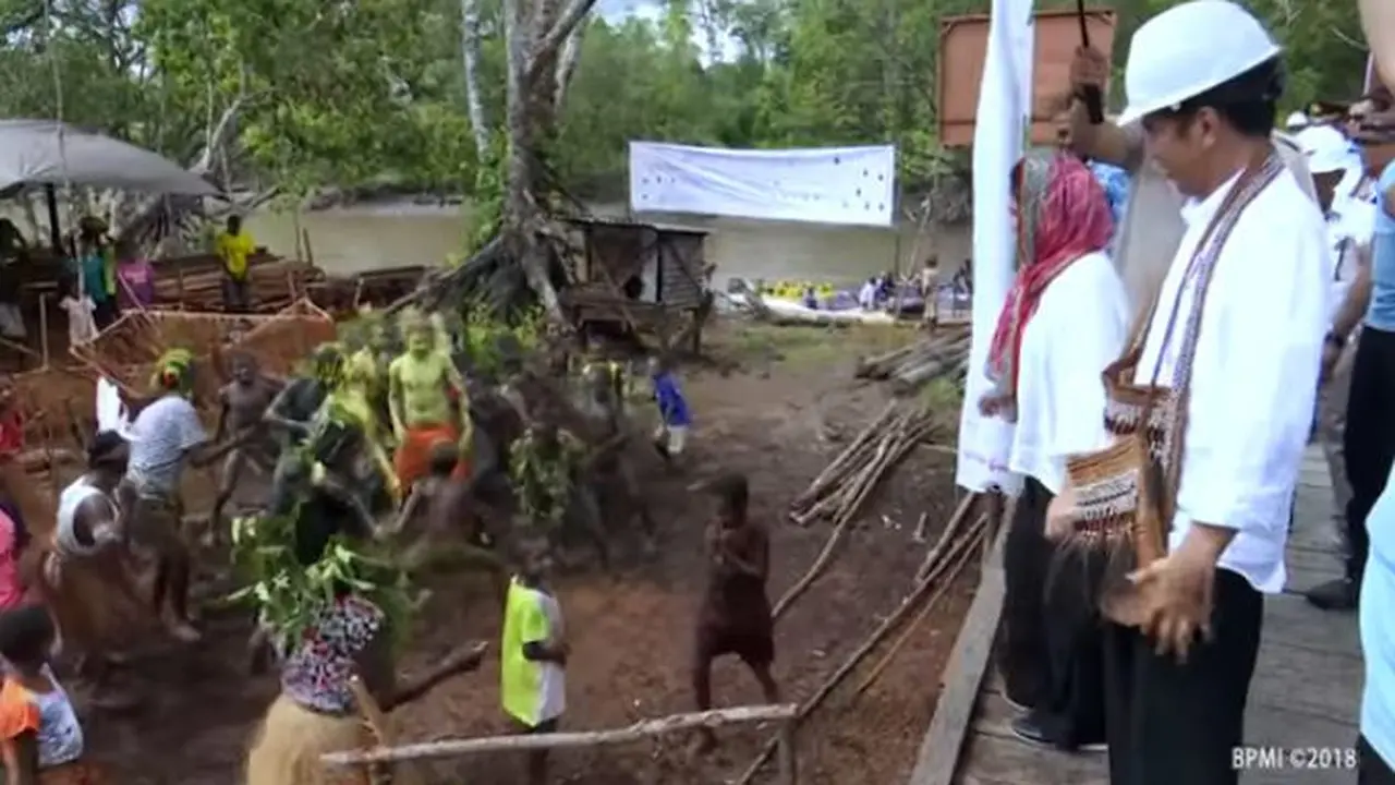 Iriana Jokowi lincah bergoyang bersama masyarakat Asmat. (Foto: Youtube Kementerian Sekretariat Negara RI)