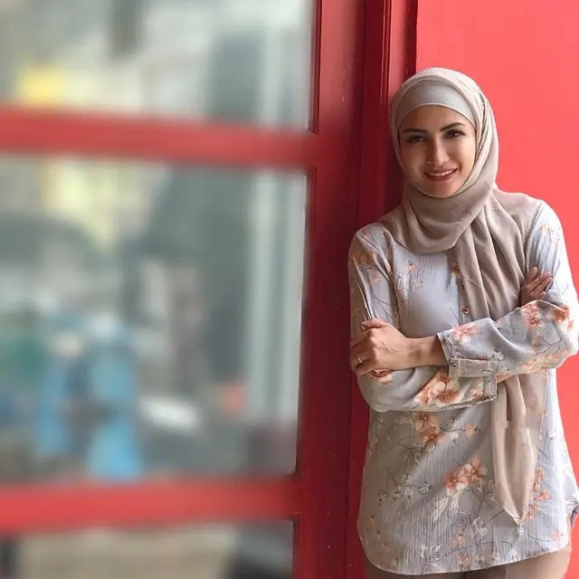 6 Potret Transformasi Natalie Sarah dari Sebelum Mualaf hingga Putuskan Berhijab