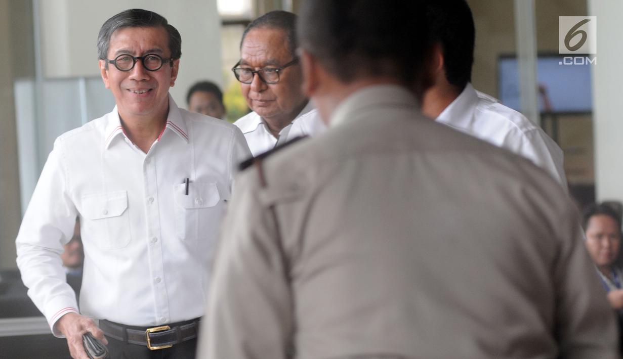 Menkumham Yasonna Hamonangan Laoly tersenyum usai menjalani pemeriksaan di gedung KPK, Jakarta, Senin (2/7).  Yasonna diperiksa saat menjadi Anggota DPR sebagai saksi terkait kasus dugaan korupsi proyek KTP Elektronik. (Merdeka.com/Dwi Narwoko)