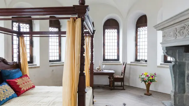 Tempat tidur berkanopi dan bantal-bantal berenda menjadi salah satu layanan yang ditawarkan (Foto: Airbnb).