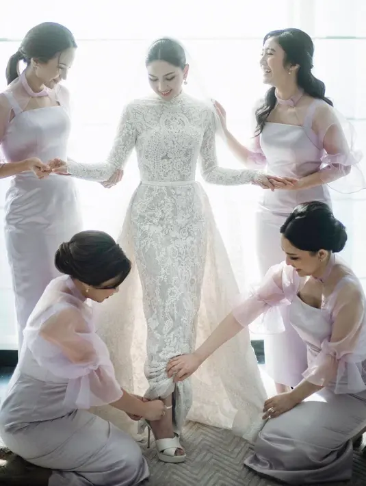 <p>Pilihan bahan satin dan organza pada busana bridesmaid menjadi kombinasi sempurna. Busana ini bisa jadi inspirasi busana bridesmaid. [Instagram/febbyrastanty]</p>