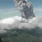 Erupsi gunung Merapi pada Minggu (21/6/2020) ditandai dengan kolom asap hingga 6000 meter. (foto : Liputan6.coom/edhie prayitno ige)